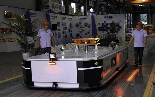 30T 牵引 AGV 在物流行业优势显著，具备强大负载、精准导航、自动化作业、适应复杂环境、节省人力、便于集成以及安全性能突出等优势，助力物流高效运作。